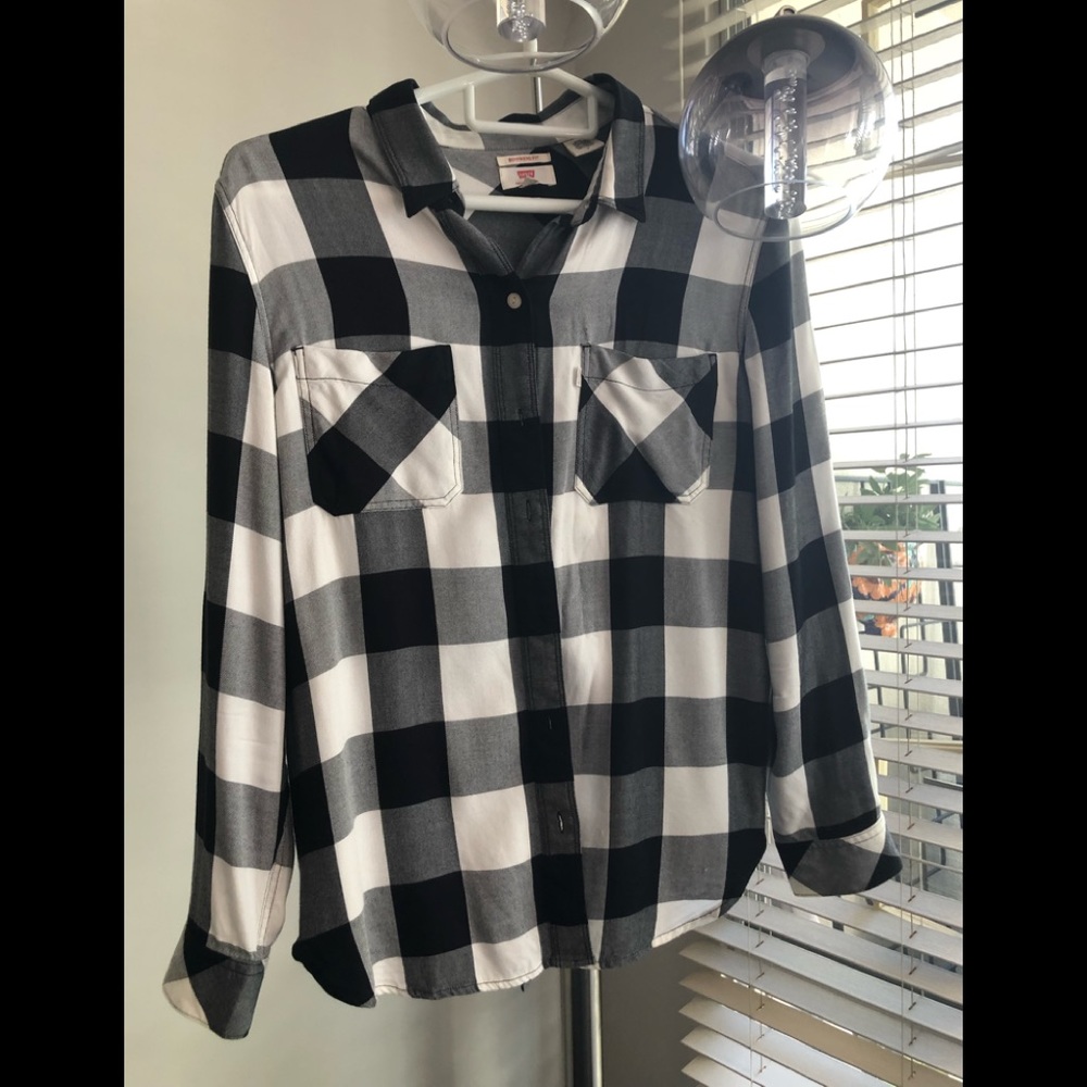 Women’s Levi’s button down shirt
